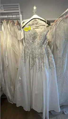 白色心型領銀刺繡禮服